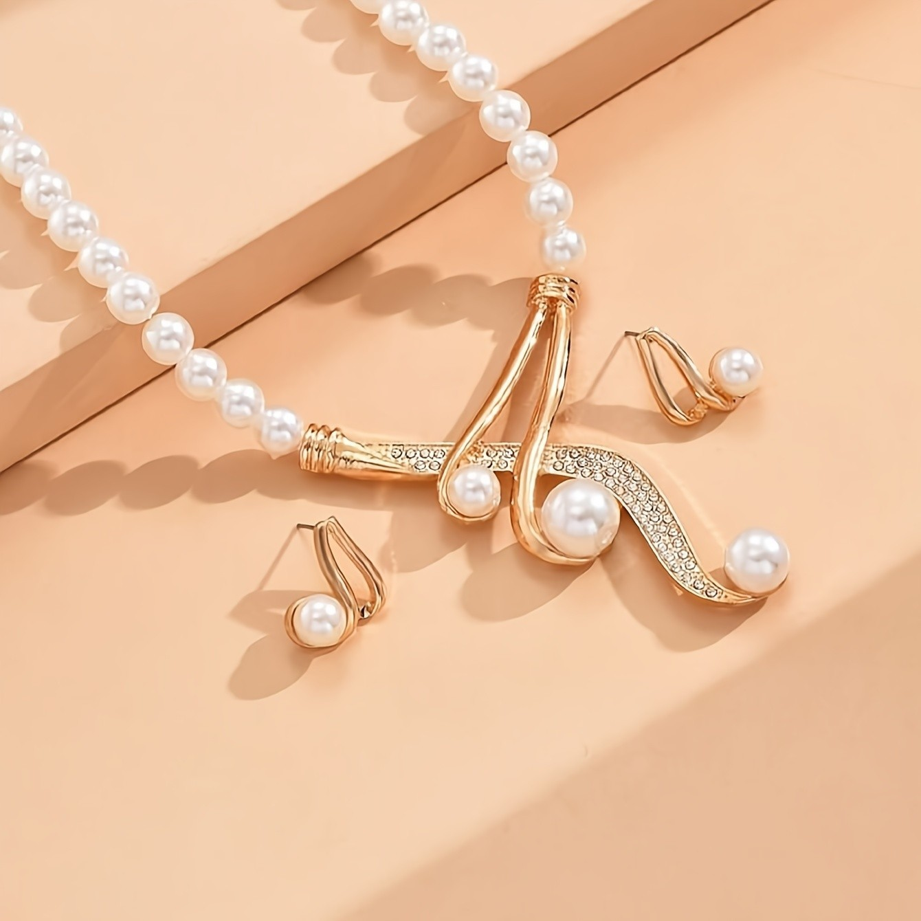 A Round Artificial Pearl Necklace And A Pair Of Geometric Round Artificial Pearl Earrings Are Fashionable, Elegant And Noble, Perfect Gifts For Lovers And Friends.